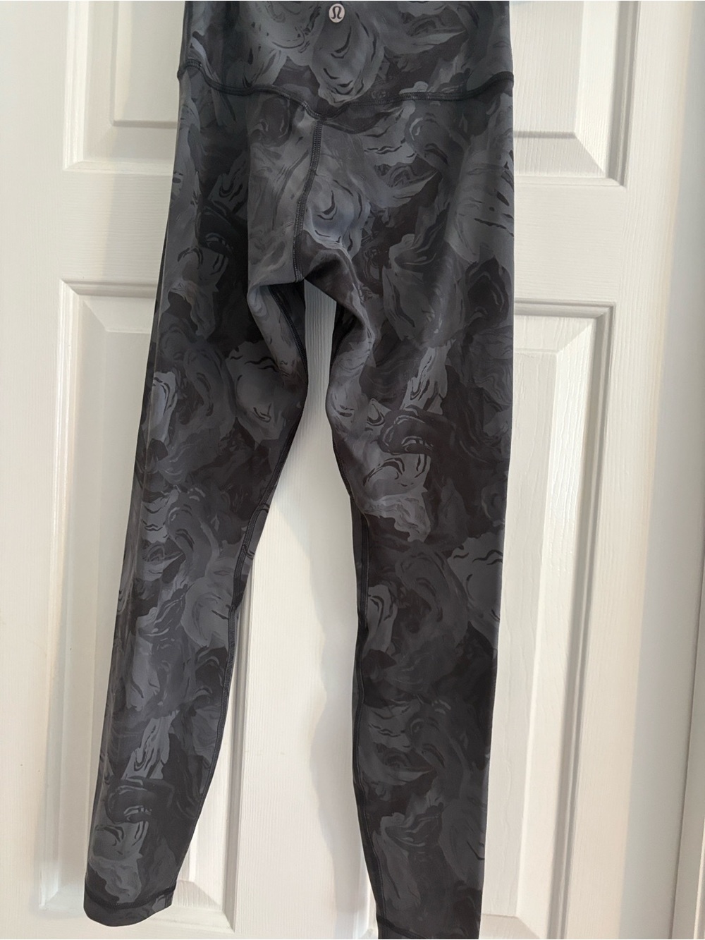 LULULEMON ALIGN HIGH RISE PANT 25 SIZE 4. BLACK AND GRAY ROSES.